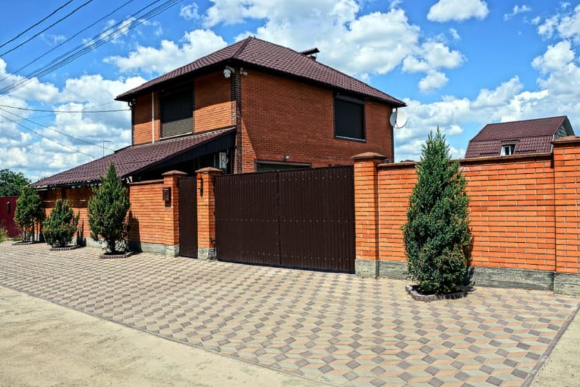 кирпичный забор дом