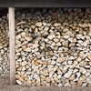 Хранение дров на даче: требования и сборка дровников