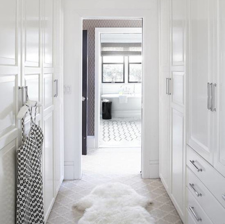 белый коридор со шкафами