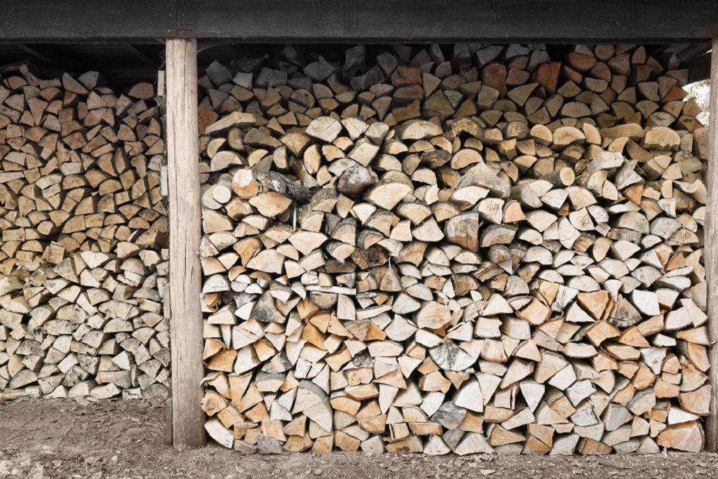 Хранение дров на даче: требования и сборка дровников