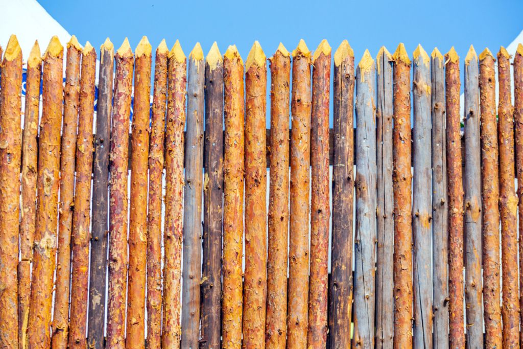 1. Забор из деревянных реек